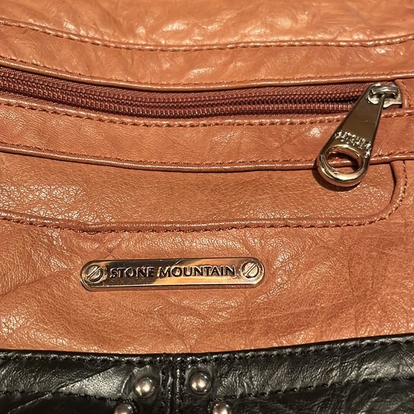 🌻 Stone Mountain crossbody bag. - Picture 3 of 5